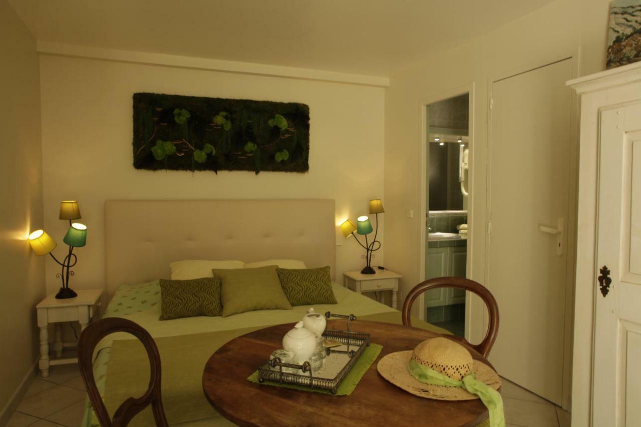 La Campagne St Lazare - Restaurant Chambres D'Hotes Piscine & Spa 포르칼퀴에르 외부 사진